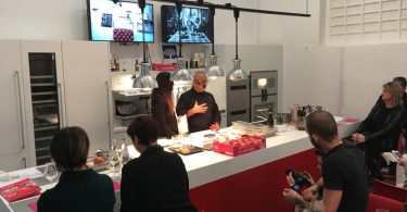 Claudio Sadler durante il cooking show con le mele Pink Lady®