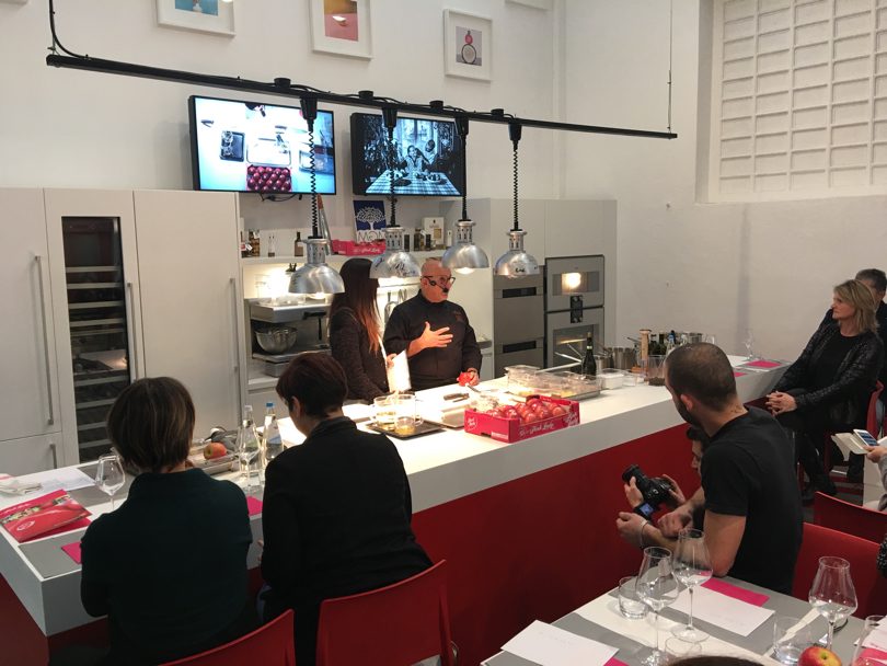 Claudio Sadler durante il cooking show con le mele Pink Lady®