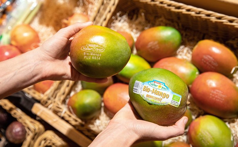 Mango con etichetta laser in Spar. Credit foto: ©SPAR / Evatrifft